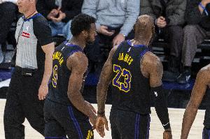883837
