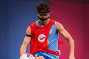 阿斯：费尔明戴着面具重返巴萨训练，此前停训数日以防伤口感染