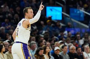 顶了一整节！肯纳德上半场10中5得到11分 第二节2中0没有得分