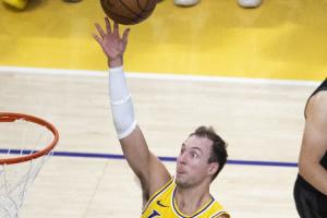 肯纳德：队友们一直给我信心 让我打得有侵略性 一有机会就出手