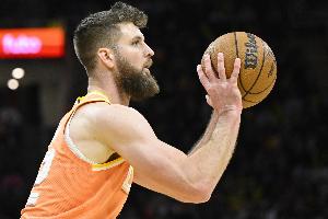 兢兢业业！迪恩·韦德全场跟防英格拉姆 3中1拿到3分5板2断