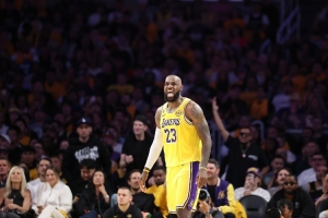 马健：41岁詹姆斯化身组织大脑喂饱队友 季后赛经验战胜年轻冲劲