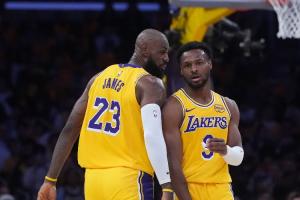 詹姆斯：面对火箭第二节打出的高潮 第三节我们保持了沉着冷静