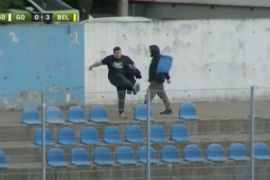 昔日豪门如今在次级联赛保级，斯洛文尼亚球迷愤怒踢飞看台座椅