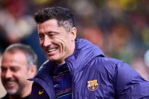 马卡：巴萨希望莱万降薪留队，球员在赛季结束后才会宣布未来去向