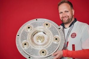 图片报：对阵巴黎的首回合比赛，助教丹克斯将代替孔帕尼指挥”