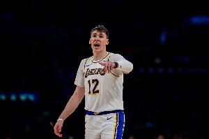 崴了脚还拼命回防！拉拉维亚2中0没得分拿到2板1帽 正负值+8