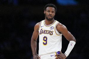 就顶了三分钟！布朗尼1中0除1次失误外没有任何数据 但正负值+1