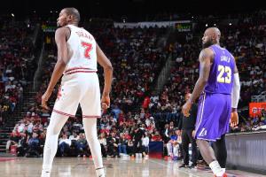 媒体人：论带队能力 杜兰特连詹姆斯的边都碰不上