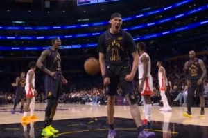 穿针引线！詹姆斯被包夹送妙传 海斯中路空切起飞打成2+1