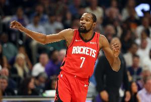 不顺！杜兰特第三节仅1次出手1分进账 早早4犯枯坐场边