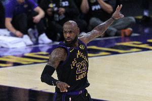 手疾眼快！詹姆斯强攻被帽 自投自补轻松收下两分