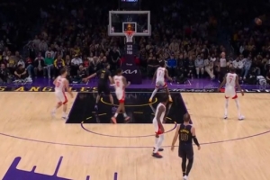 有来有回！斯玛特底角空位命中个人第5记三分&伊森底角远投回应