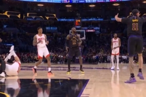 湖人球员不满！申京倒地肯纳德几乎形成抢断 裁判给乌度卡暂停