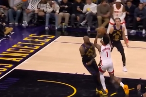 脚下动了！詹姆斯篮下站位被阿门打成2+1 湖人挑战失败