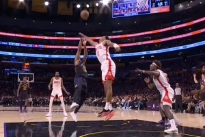 神了啊！斯玛特突破失去节奏迎着防守调高弧顶依旧命中跳投