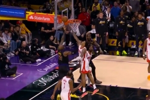 真硬气！詹姆斯强突过掉小史密斯上篮打停火箭