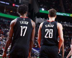 互相喂饭！火箭湖人三节最后时刻各种离谱操作直接结束