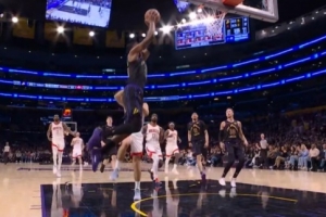 攻防转换！杜兰特失误 肯纳德推反击抛传助飞八村塁空接暴扣！