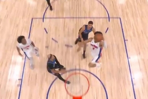 身先士卒！坎宁安拿到篮板一条龙直接飞身扣篮得分