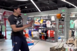 周琦与小丁搞怪玩球：今天不是糊糊涂涂 是更抽象的两个人