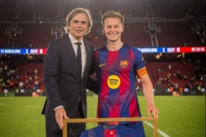 德容成为队史出场最多荷兰球员，巴萨名宿科库为其颁发纪念球衣