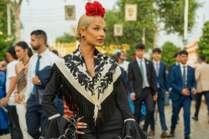 费尔明女友亮相塞维利亚传统节日，费尔明评论：美极了，我的爱人