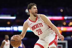 阿里纳斯：申京一个笨拙的假动作做了两年 却仍希望湖人能上钩