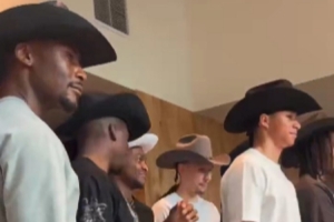 这氛围怎能不爱？马刺全队戴上牛仔帽 庆祝凯尔登荣膺最佳第六人