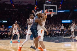 用力过猛！狄龙夹击撞翻亚历山大 个人累计5犯了