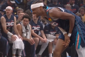 看起来超级疼！亚历山大上篮倒地后手指戳到地板 有点受伤