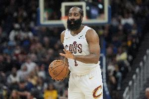 这个表现赢不了一点！骑士全场出现高达20次失误 哈登自己8次