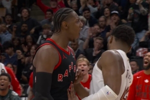 这一波太狠了！巴雷特抛投2+0&队友篮板接球再三分 连拿5分