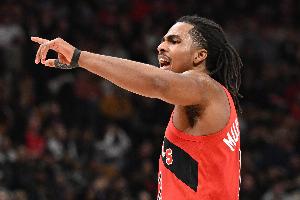 今天封神了！博伊尔斯篮下拼得篮板 拉扯之下仍然把球抛进