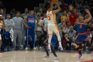 甜点位！麦科勒姆迎着哈特命中撤步中距离