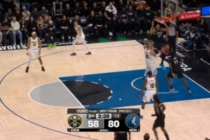 王从天降！纳兹·里德掩护顺下抛传 戈贝尔起飞双手空接暴扣！