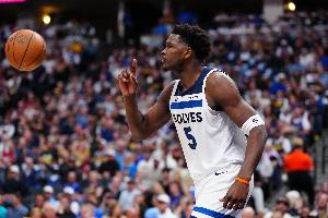 球队核心！华子仅出战23分钟40秒 15投6中&三分8中2得17分5板3助