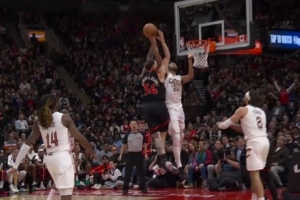 贾勒特·阿伦大帽马穆扣篮被吹犯规 骑士挑战成功改判争球