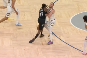 亏！道苏姆突破被布劳恩造进攻犯规 森林狼交出球权