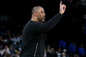 记者：这个世界上死法有很多 火箭偏偏选择了最窝囊的那种