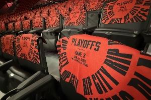 抠是真抠啊！开拓者G3主场只有一条助威毛巾