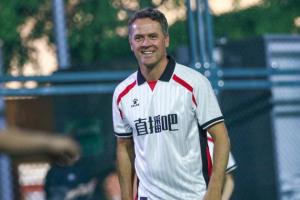 欧文亮相直播吧球友会身披直播吧球衣与中国少年、从业者切磋