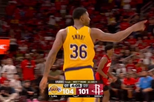 先声夺人！斯玛特外线开火三分轰进 帮助湖人加时率先开张