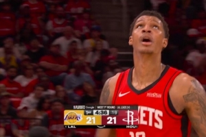 心态崩了！小贾巴里·史密斯首节没打完3犯在身 怒指裁判又吃技犯