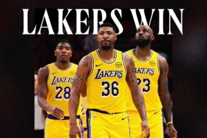 C位当之无愧！湖人赢球海报：詹姆斯和八村塁站在斯玛特左右