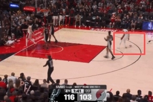 逼抢够凶的！亨德森追防卡斯尔鞋子都飞了