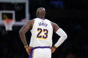 这老头儿！詹姆斯本轮系列赛场均出战41分钟 常规赛只有33.1分钟