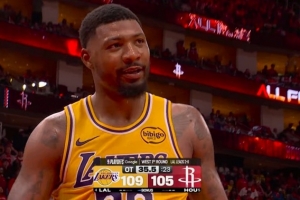 疯狂肉搏！斯玛特篮板被阿门犯规 但随后甩肘被追加技犯