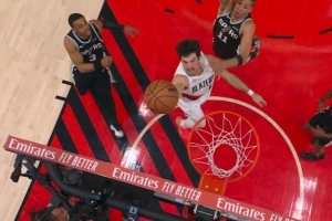 利刃穿心！阿夫迪亚冲击篮筐 造成马刺干扰球拿到2分