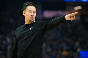 很坚决！双方拼抢出界给开拓者球 马刺挑战成功拿回球权